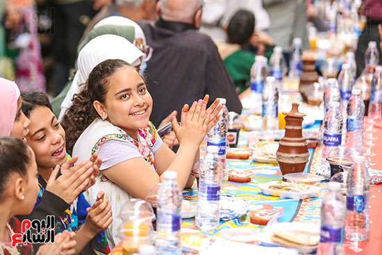 فرحة طفلة بفطار رمضان