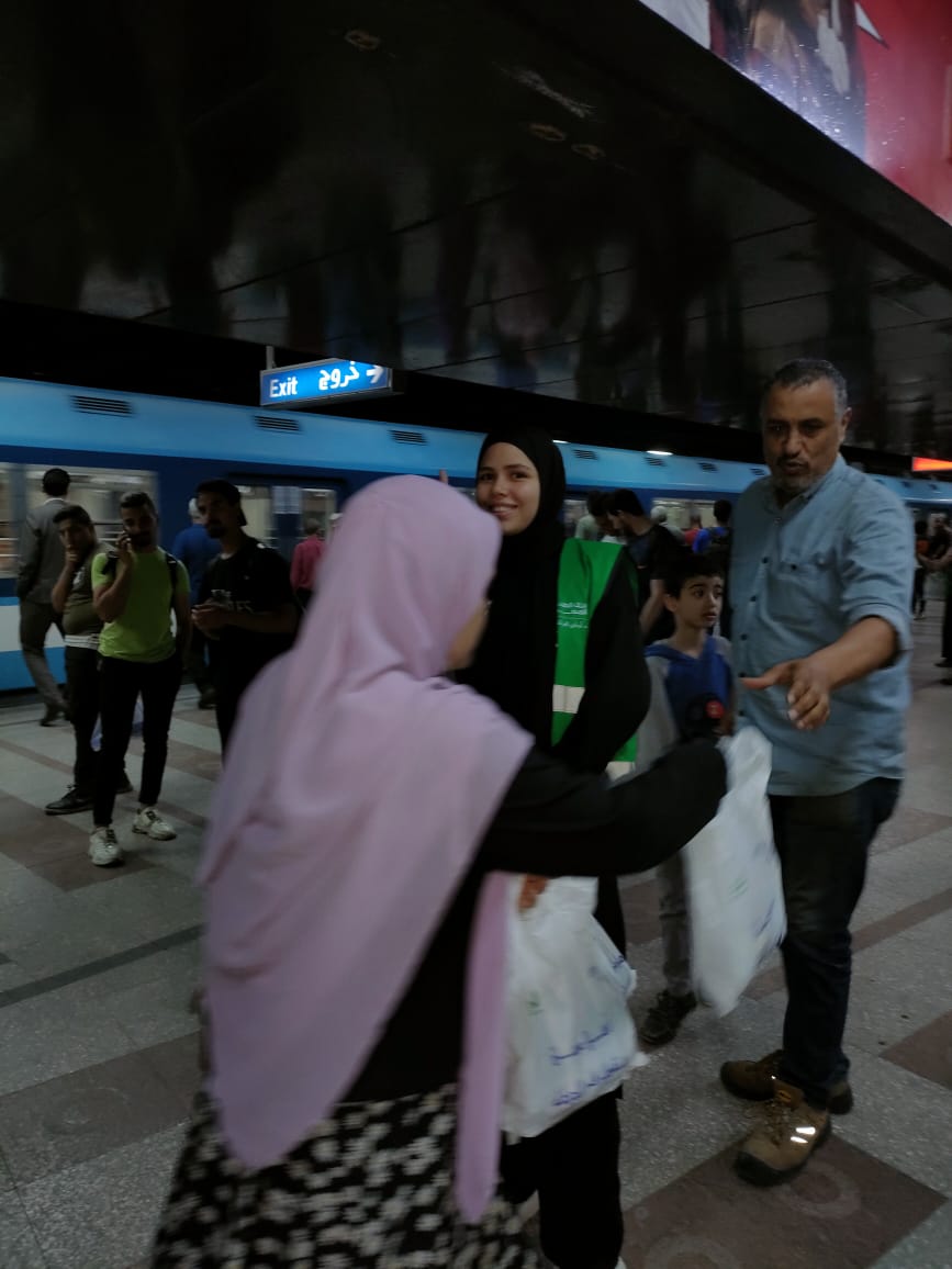 مترو الأنفاق ينتهى من توزيع 100 ألف وجبة خفيفة لإفطار الصائمين بالمحطات