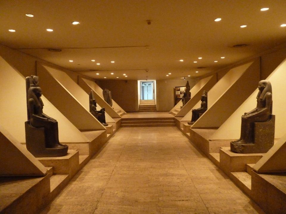 قاعات متحف الأقصر والقطع داخلها