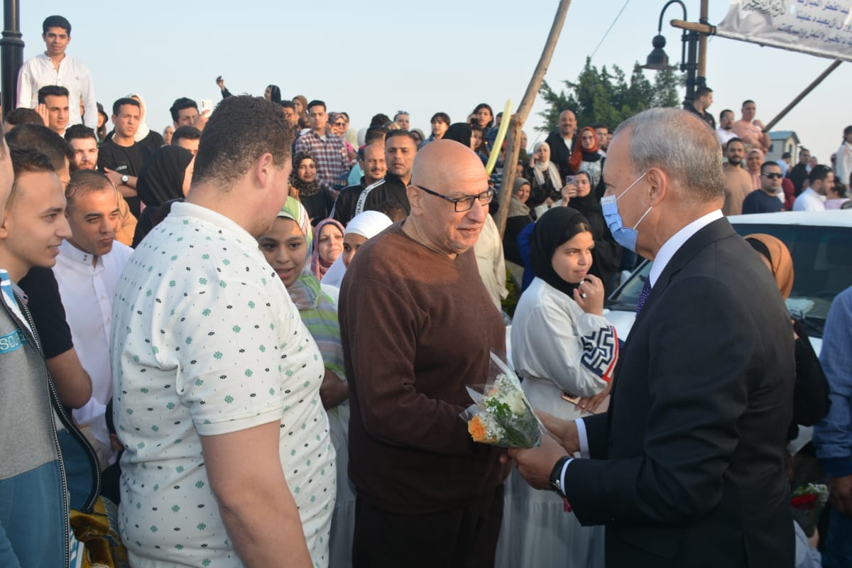 محافظ القليوبية يوزع الورود ويلتقط الصور التذكارية مع المواطنين بعد صلاة العيد (1)