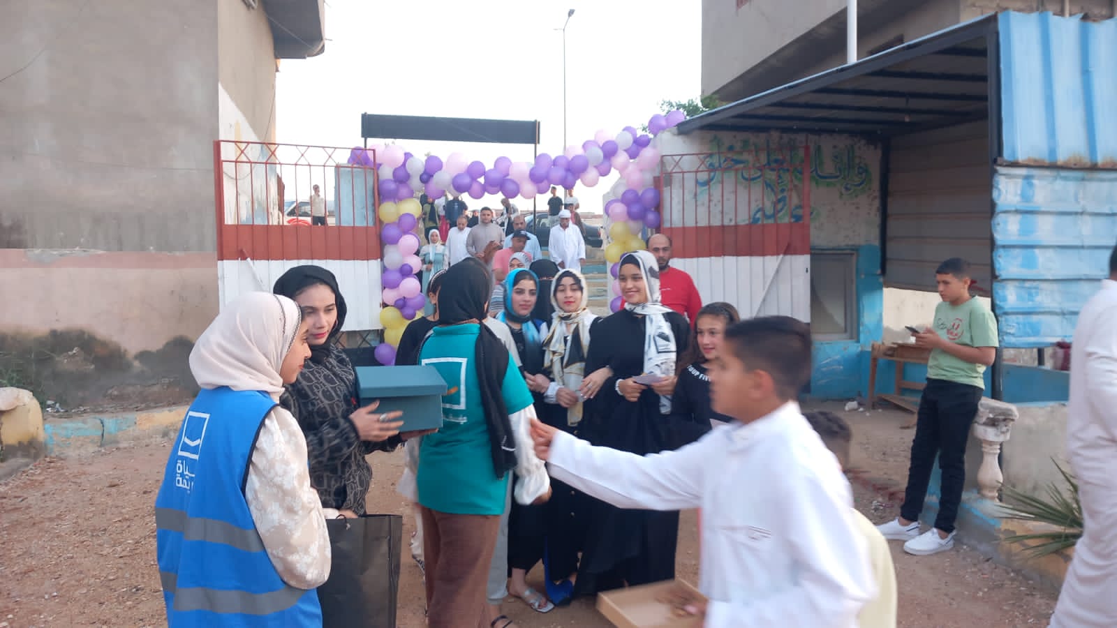 حياة كريمة تشارك المواطنين فرحتهم خلال صلاة عيد الفطر وتوزع هدايا على الأطفال (2)