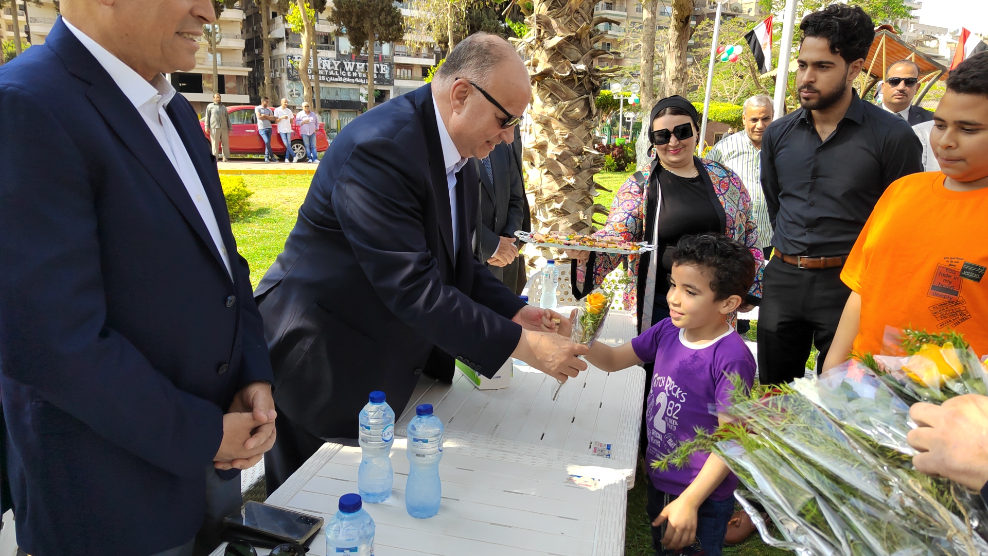 محافظ القاهرة يوزع الحلوى والهدايا على الأطفال بحديقة الطفل