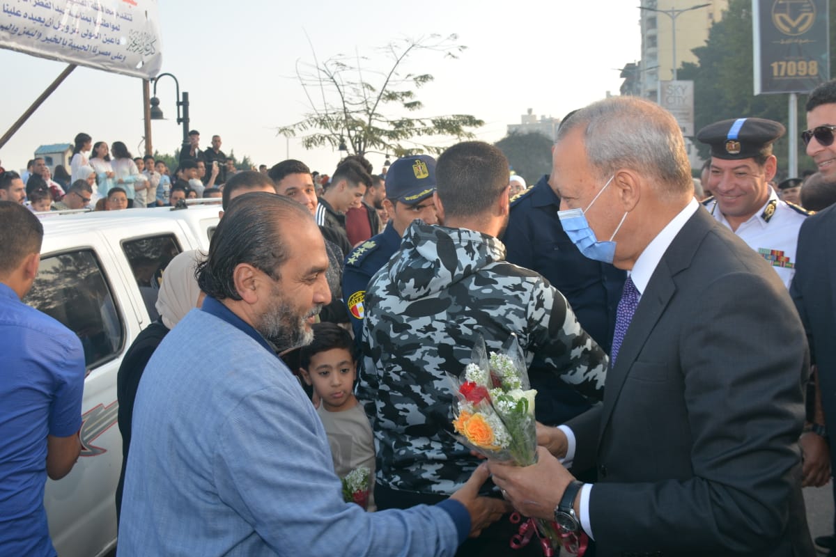 محافظ القليوبية يوزع الورود ويلتقط الصور التذكارية مع المواطنين بعد صلاة العيد (4)