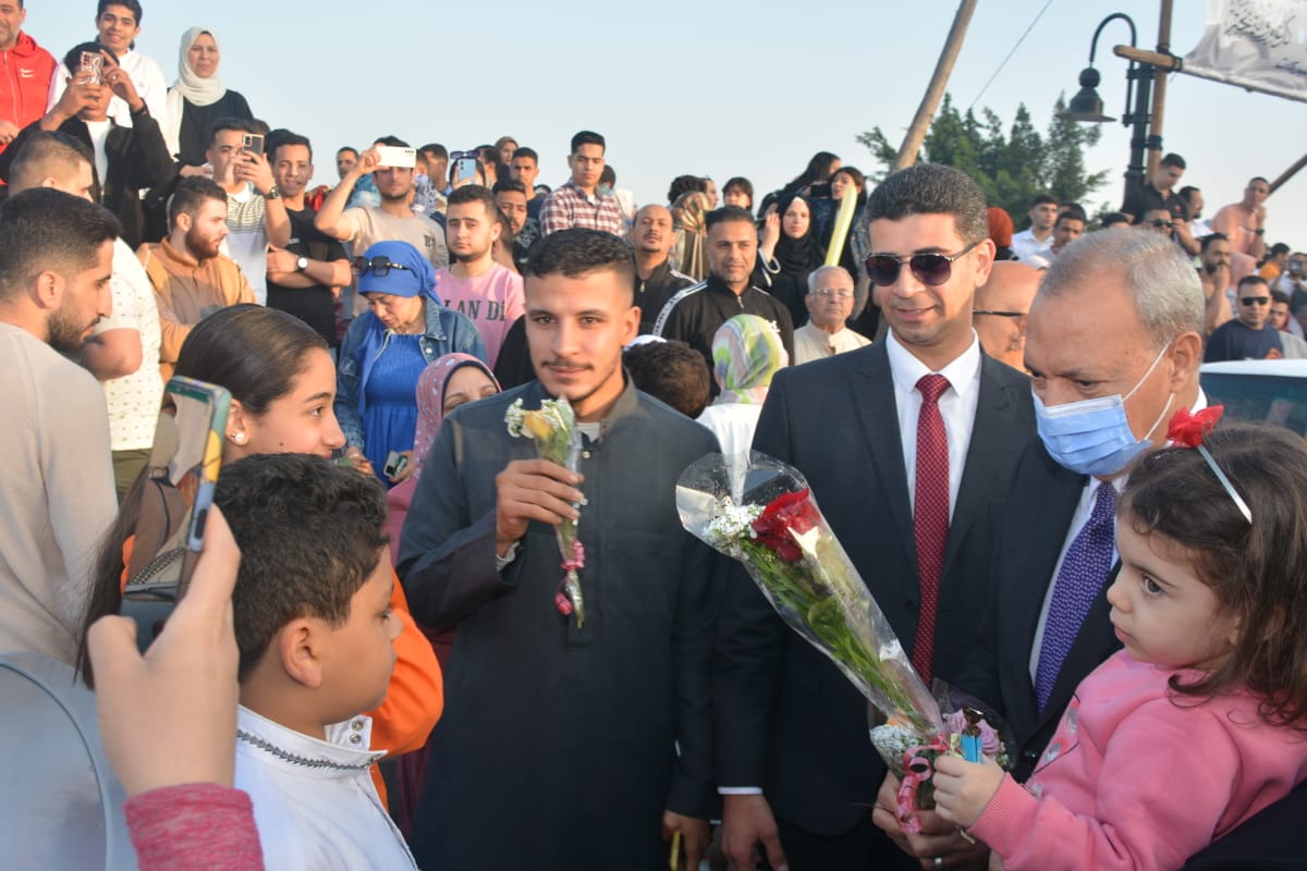محافظ القليوبية يوزع الورود ويلتقط الصور التذكارية مع المواطنين بعد صلاة العيد (2)
