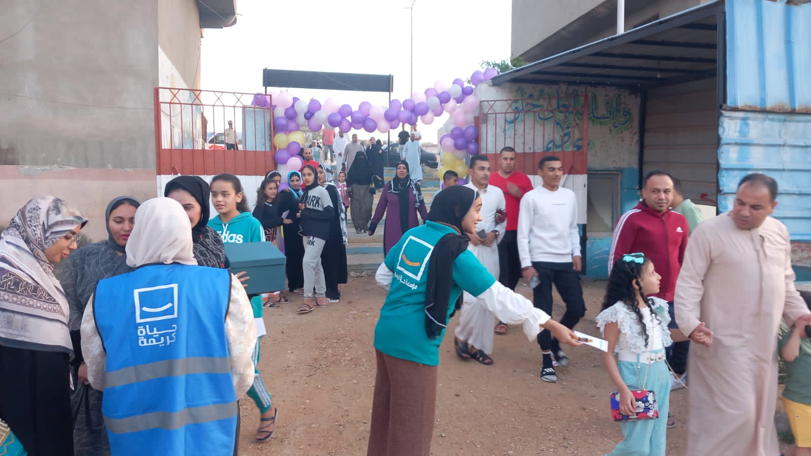 حياة كريمة تشارك المواطنين فرحتهم خلال صلاة عيد الفطر وتوزع هدايا على الأطفال (5)