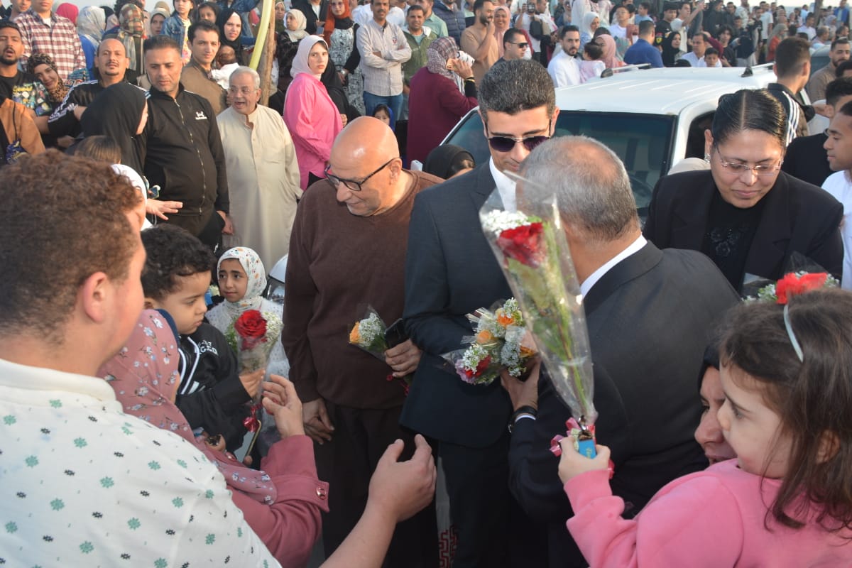 محافظ القليوبية يوزع الورود ويلتقط الصور التذكارية مع المواطنين بعد صلاة العيد (3)