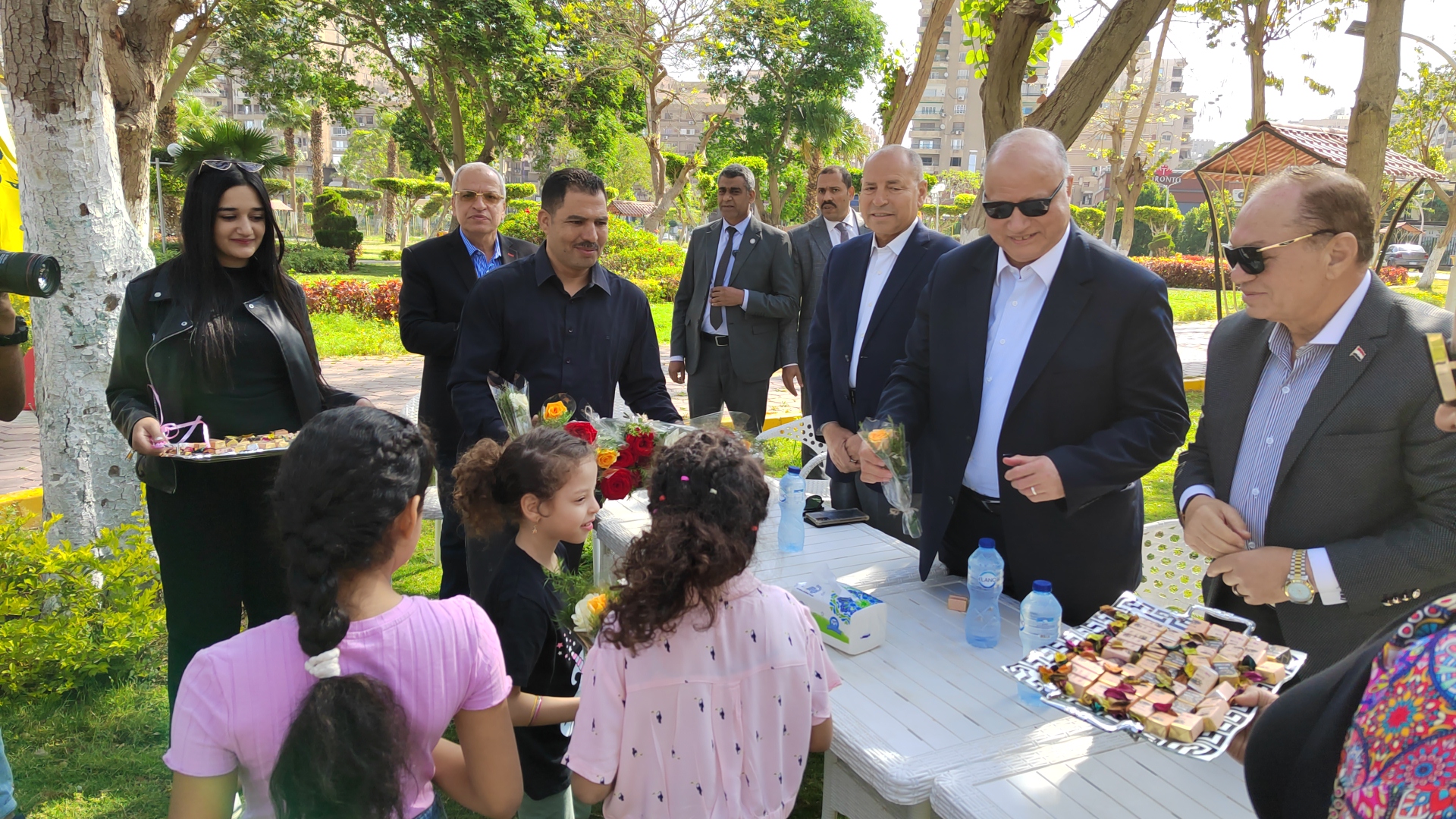 محافظ القاهرة يوزع الحلوى والهدايا على الأطفال بحديقة الطفل 3