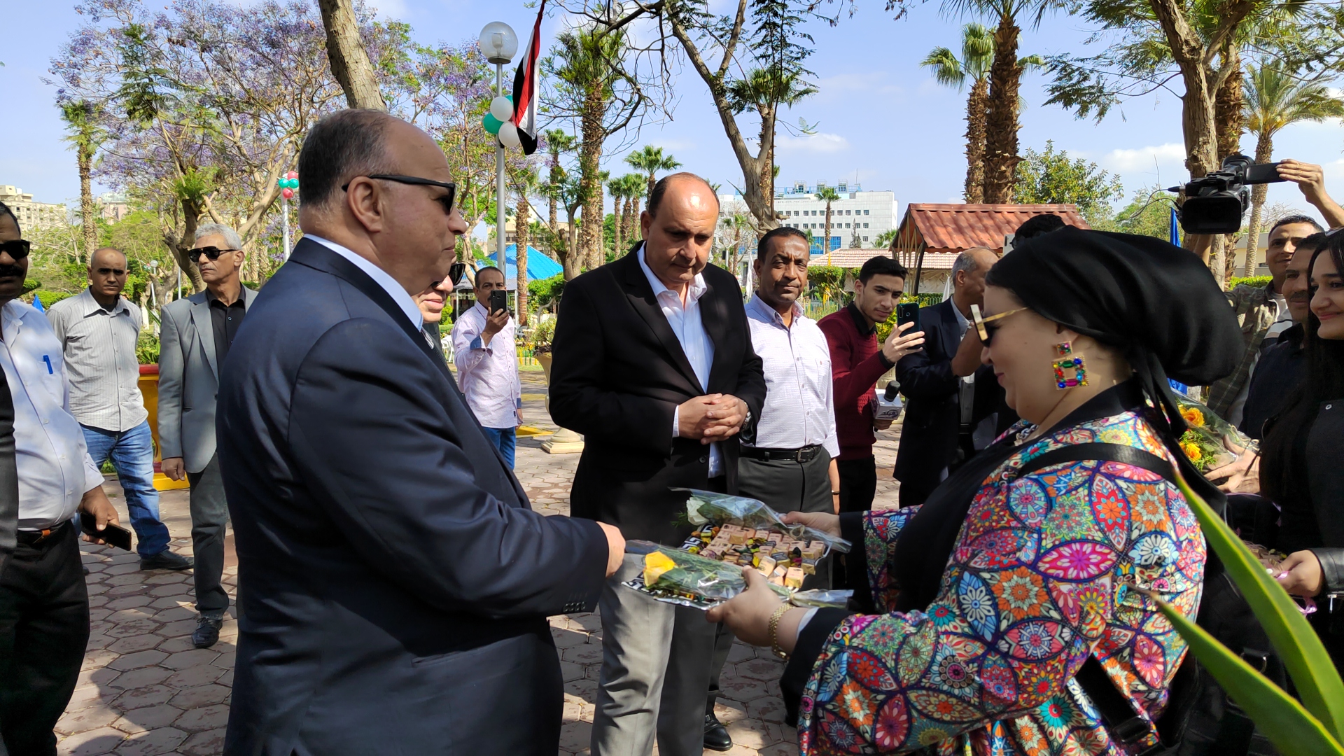 محافظ القاهرة يوزع الحلوى والهدايا على الأطفال بحديقة الطفل 5
