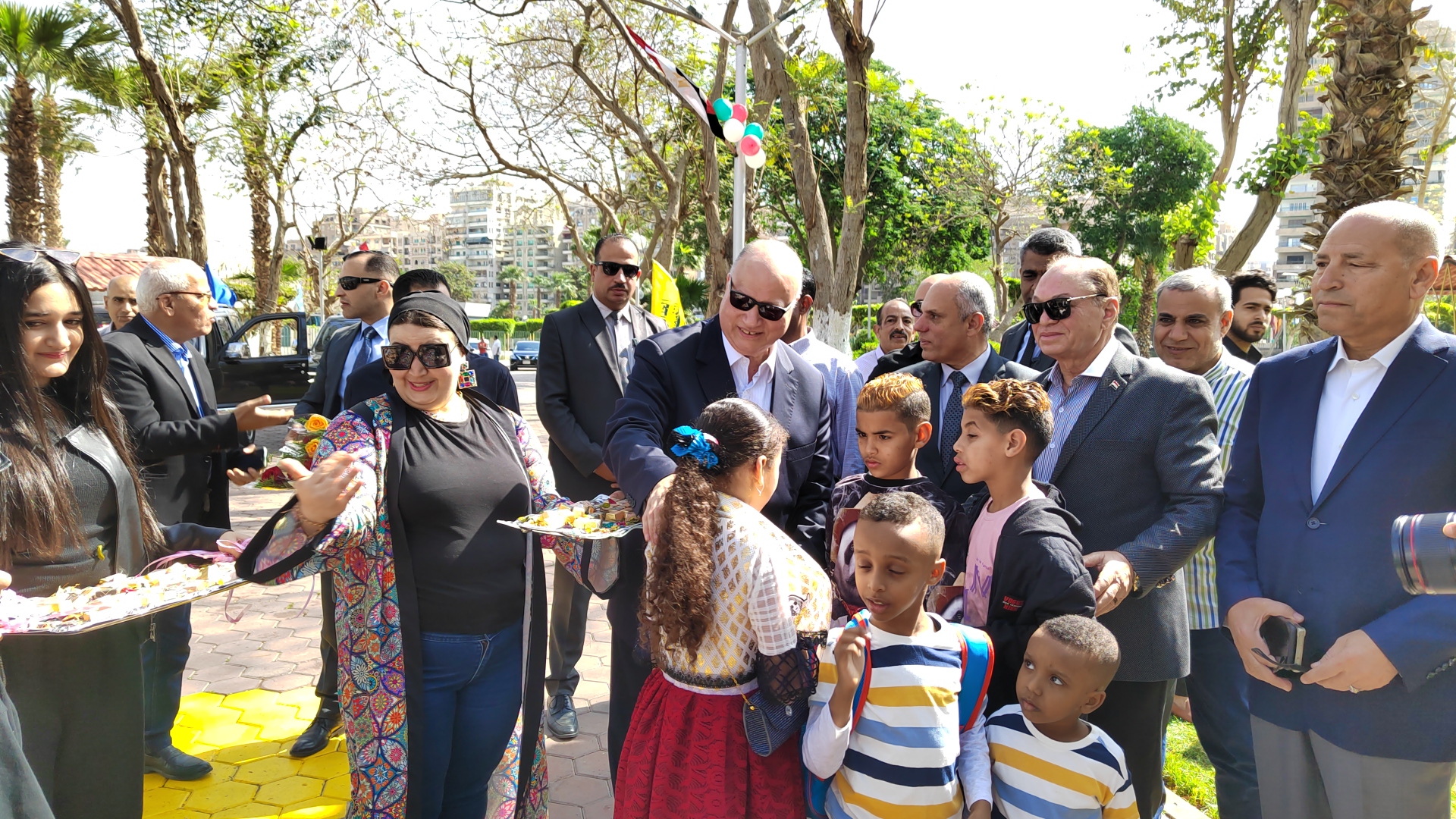 محافظ القاهرة يوزع الحلوى والهدايا على الأطفال بحديقة الطفل  9