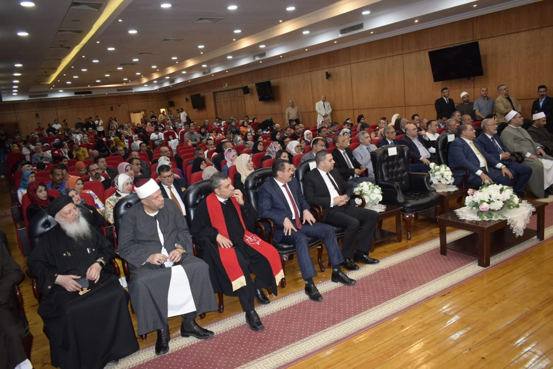 محافظ بورسعيد يشارك القيادات التنفيذية فرحة عيد الفطر