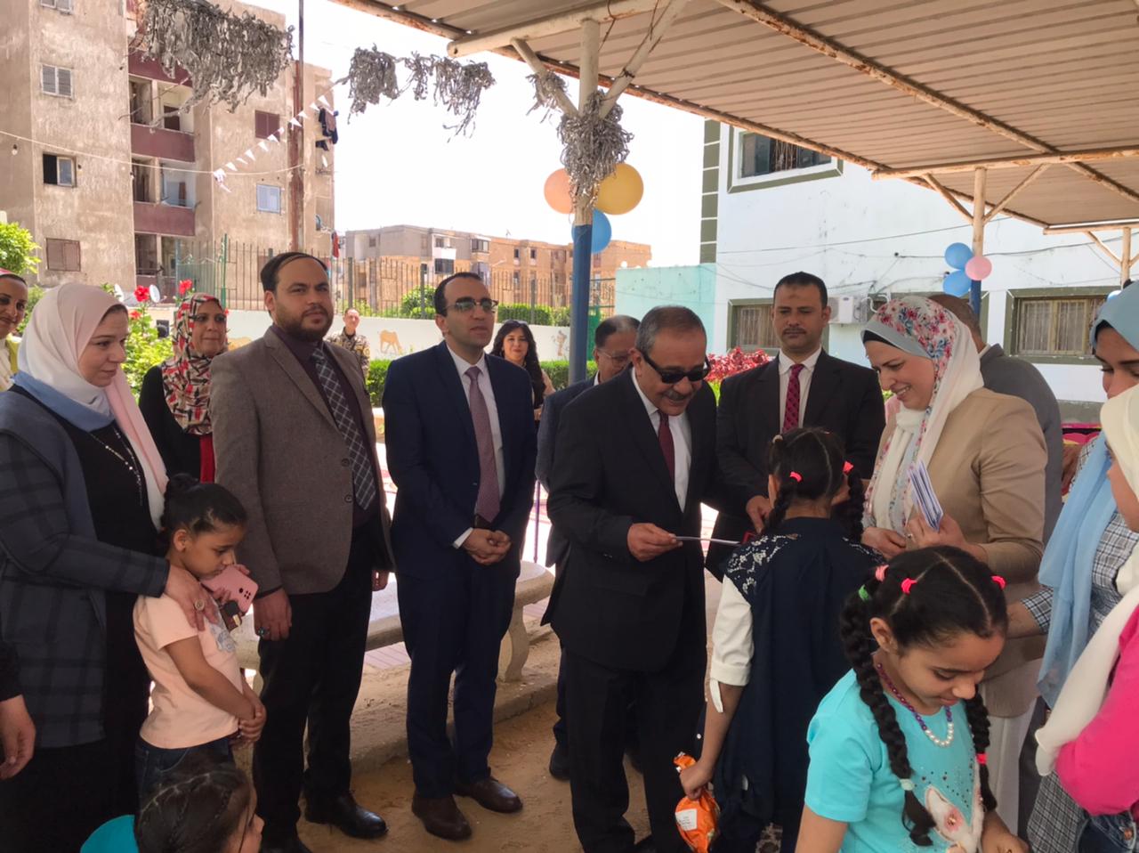 محافظ الإسماعيلية يحتفل بالعيد مع أبناء دار الرحمة (1)