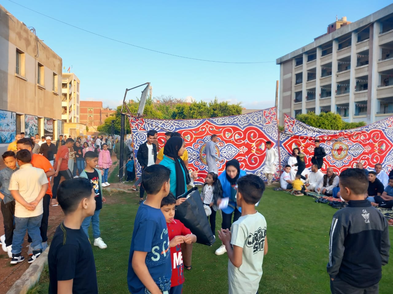 حياة كريمة تشارك المواطنين فرحتهم خلال صلاة عيد الفطر وتوزع هدايا على الأطفال (1)