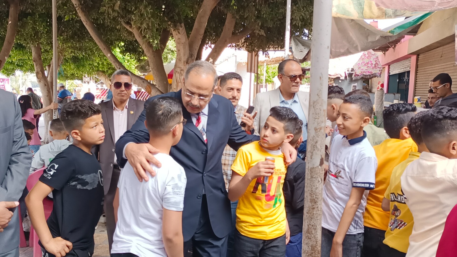 رئيس مدينة دسوق يداعب الاطفال