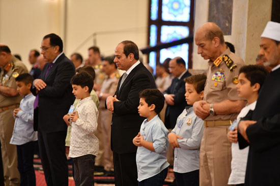 الرئيس السيسى يتناول الإفطار مع أسر شهداء الجيش والشرطة (2)
