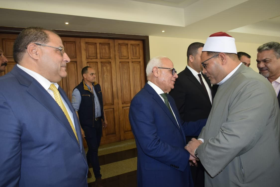 محافظ بورسعيد أثناء مشاركته القيادات التنفيذية فرحة عيد الفطر