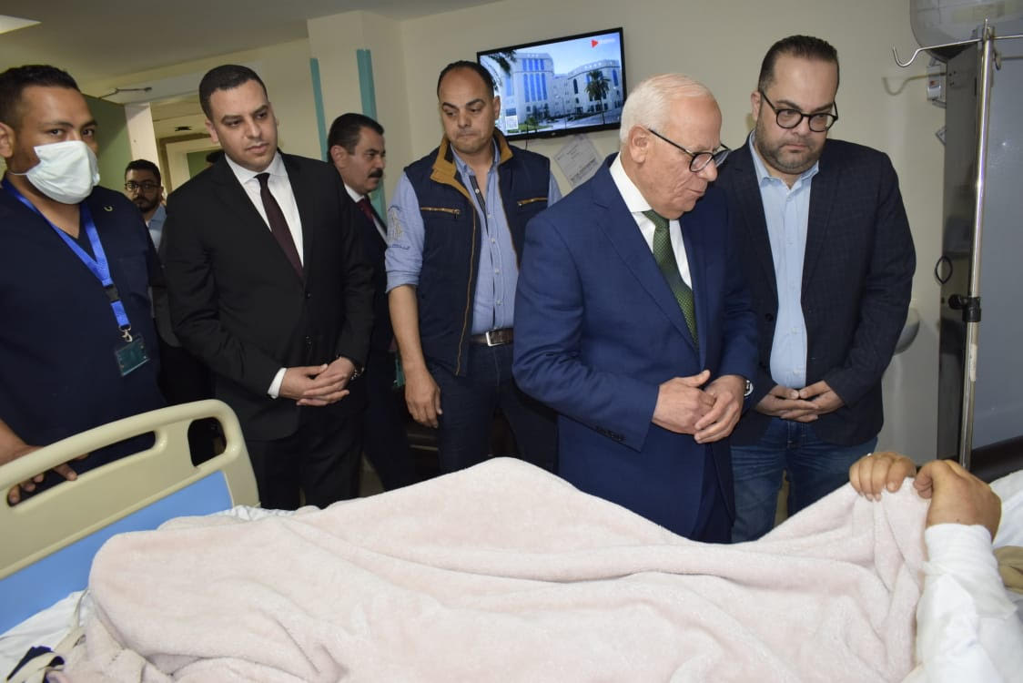 محافظ بورسعيد أثناء تفقده المستشفيات