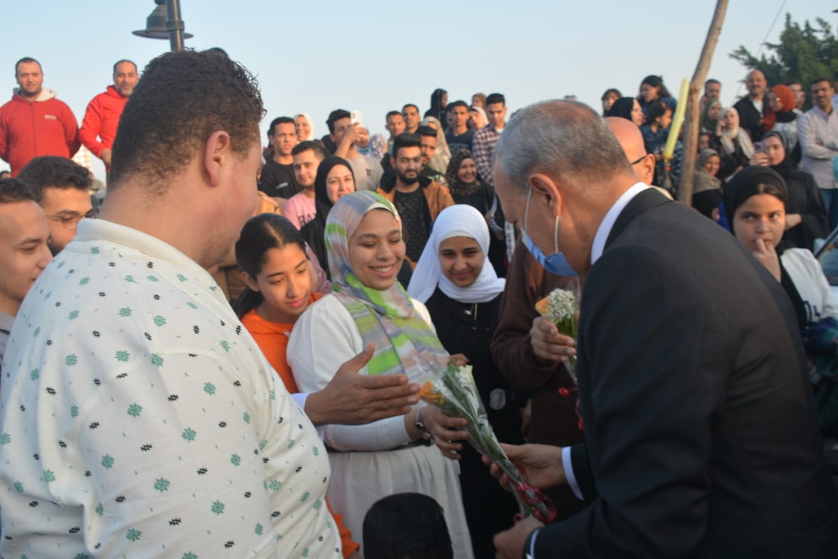 محافظ القليوبية يوزع الورود ويلتقط الصور التذكارية مع المواطنين بعد صلاة العيد (5)