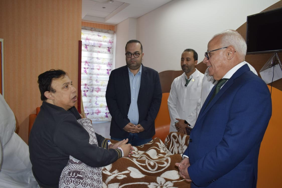 محافظ بورسعيد أثناء زيارته للمرضى