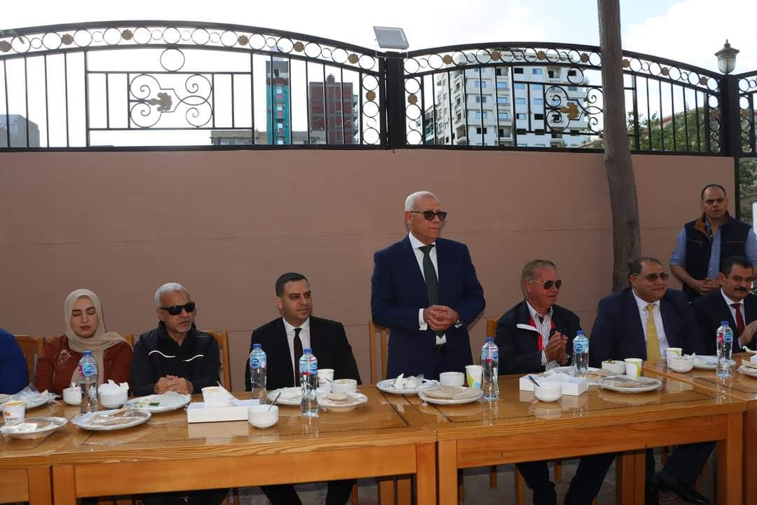 محافظ بورسعيد أثناء مشاركته نزلاء دار الأيتام فرحة عيد الفطر