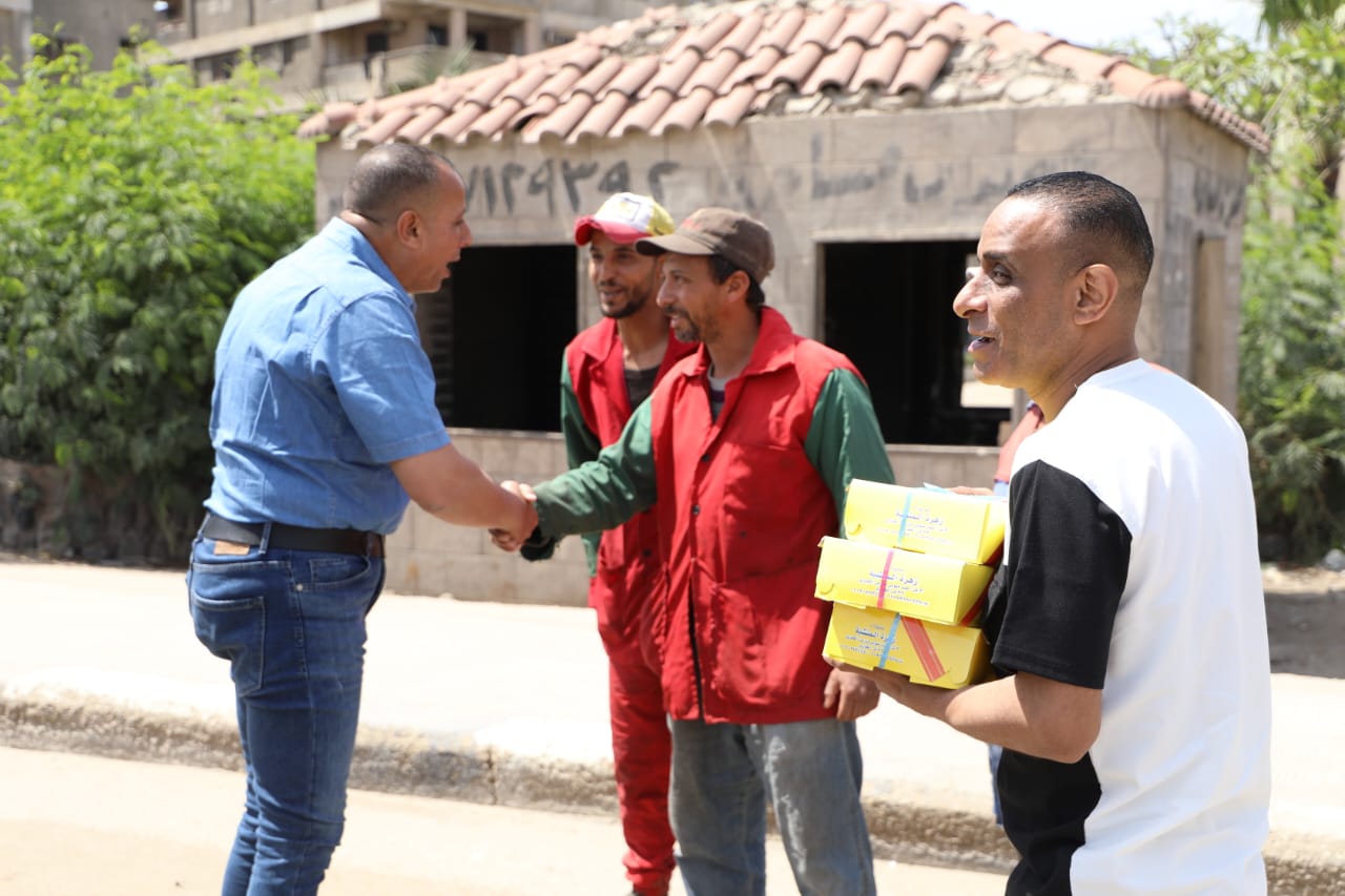 رئيس نظافة القاهرة يوزع كحك العيد على العمال (9)