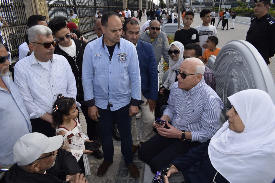 محافظ بورسعيد أثناء مشاركته المواطنين فرحة عيد الفطر