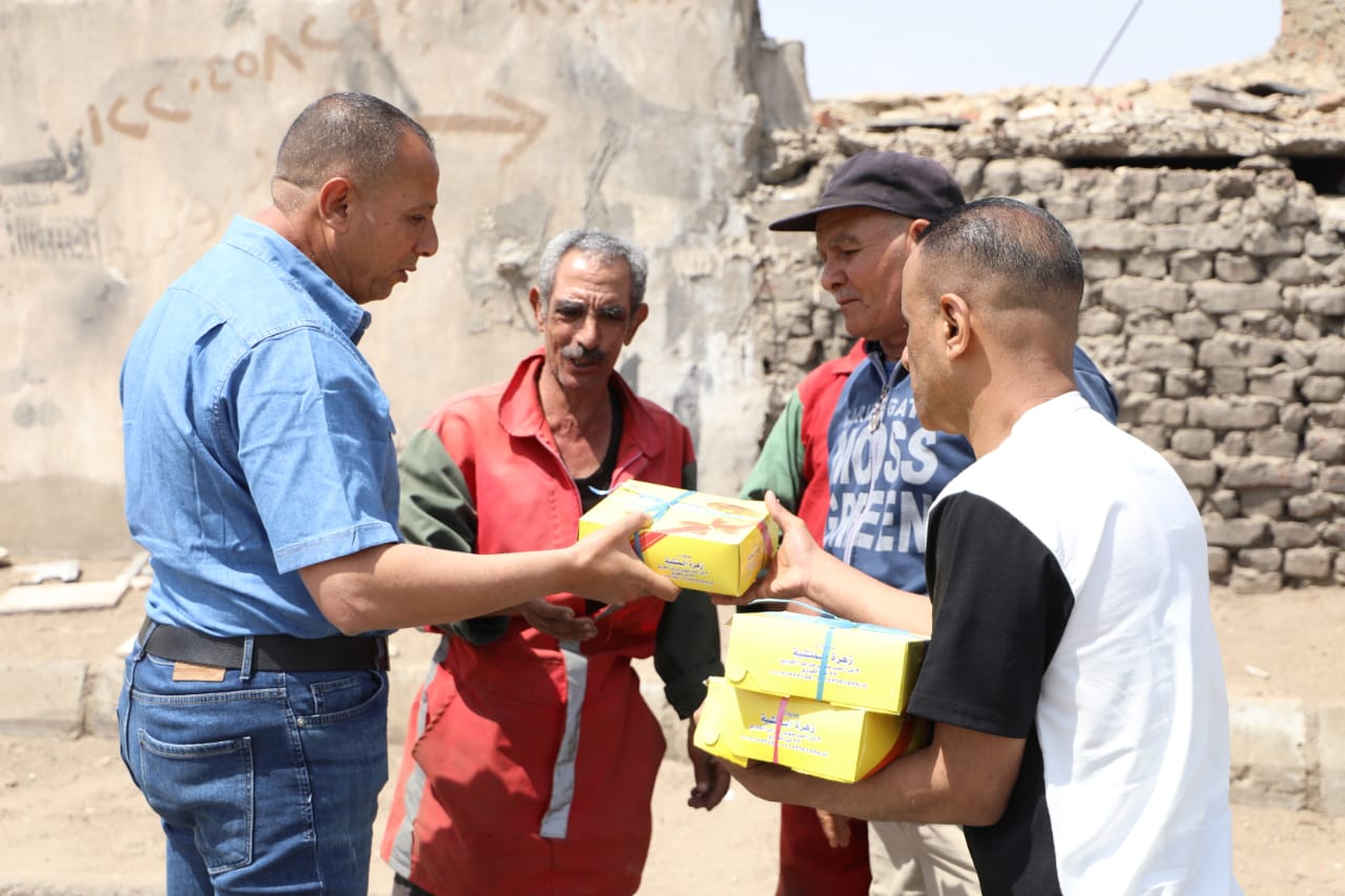 رئيس نظافة القاهرة يوزع كحك العيد على العمال (10)