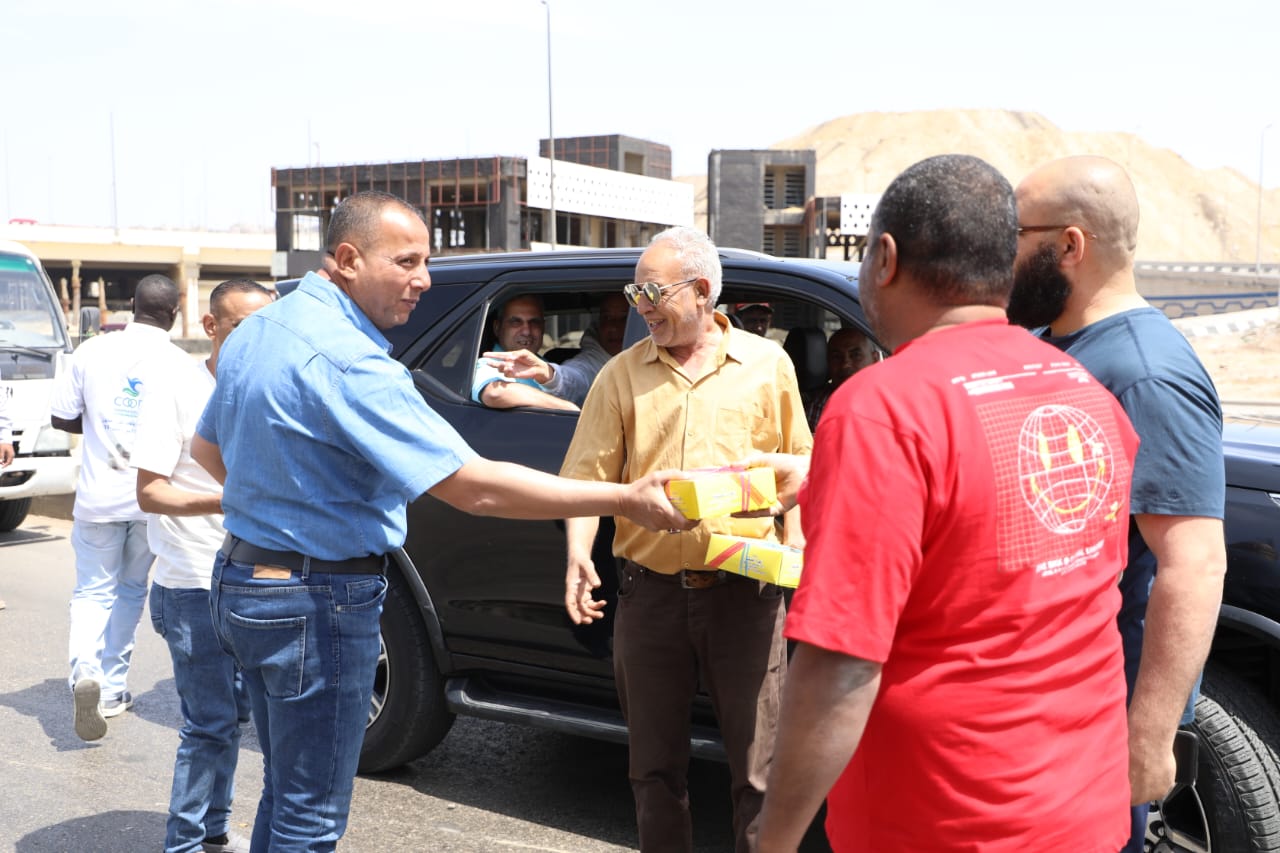 رئيس نظافة القاهرة يوزع كحك العيد على العمال (4)