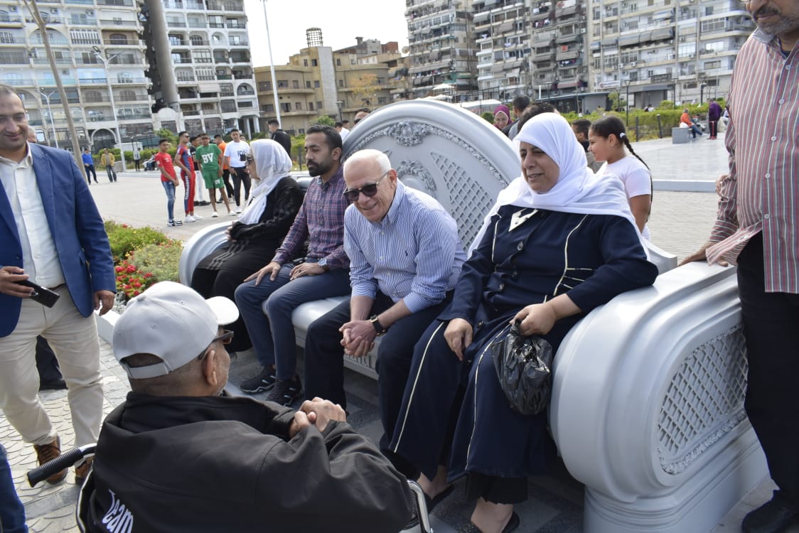 محافظ بورسعيد أثناء مشاركته المواطنين فرحة العيد بالممشى السياحى