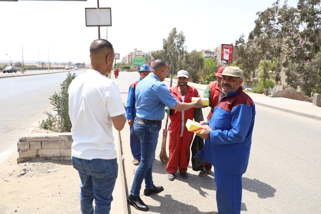رئيس نظافة القاهرة يوزع كحك العيد على العمال (2)