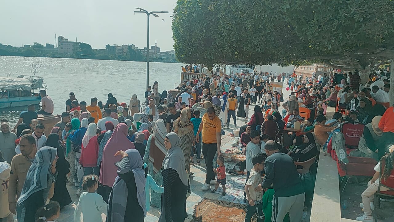 اقبال كبير على شواطئ نهر النيل بدسوق
