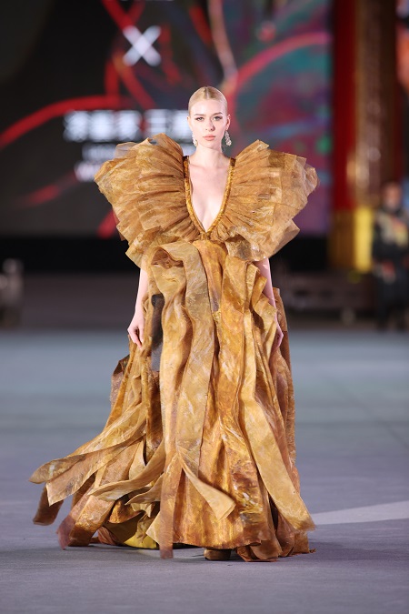 فستان في حفل الافتتاح مستوحى من فن الطلاء التايواني التقليدي