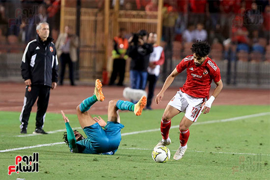 مروان عطية يتحكم في الكرة
