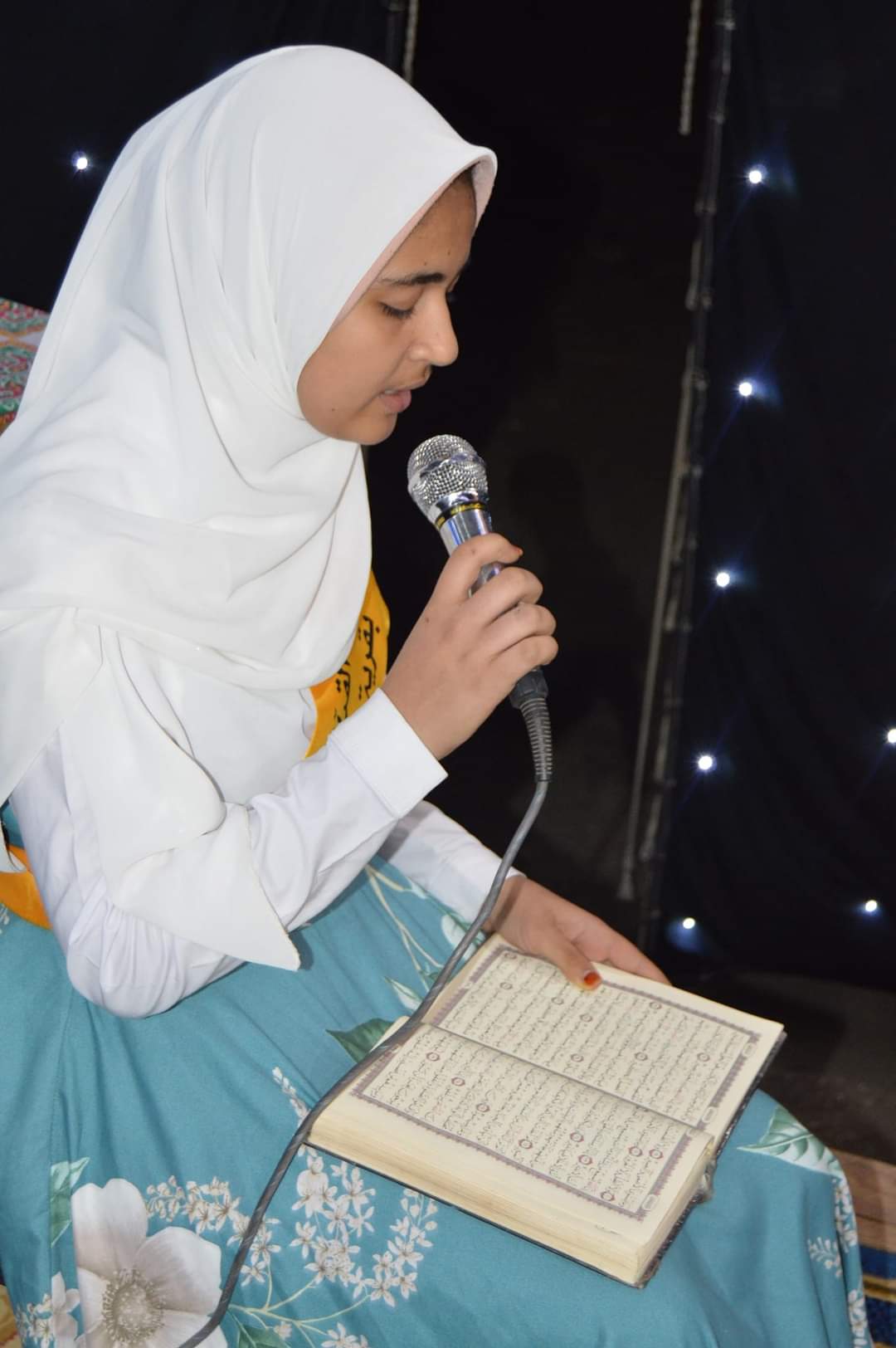 طالبة من الفائزين تقرأ القرآن