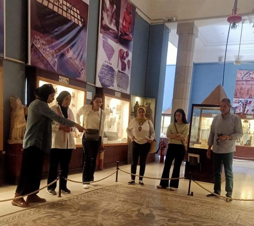 اقبال المواطنين على متحف آثار الإسماعيلية (4)