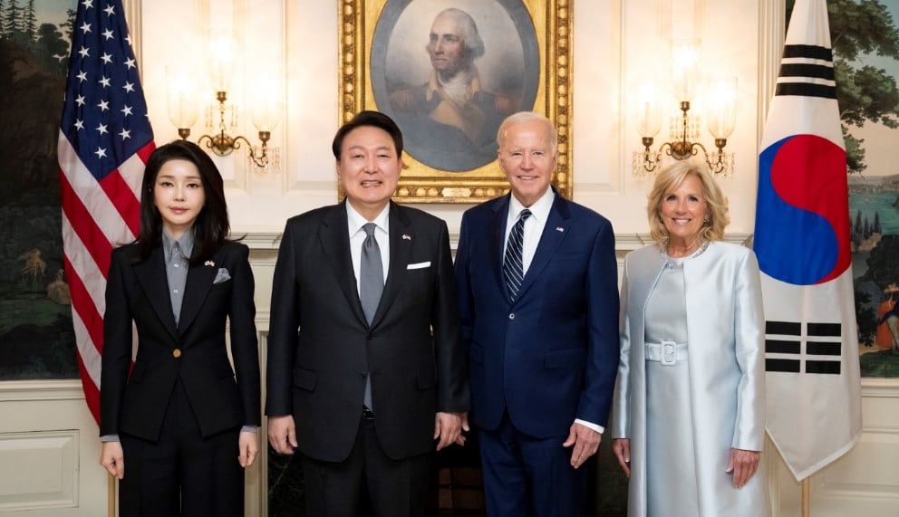 بايدن وزوجته يستقبلان رئيس كوريا الجنوبية بصحبة زوجته 