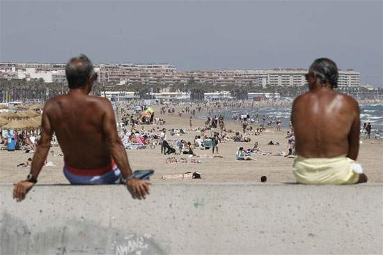 هروب المواطنين الاسبان الى الشواطى هربا من ارتفاع درجات الحراره