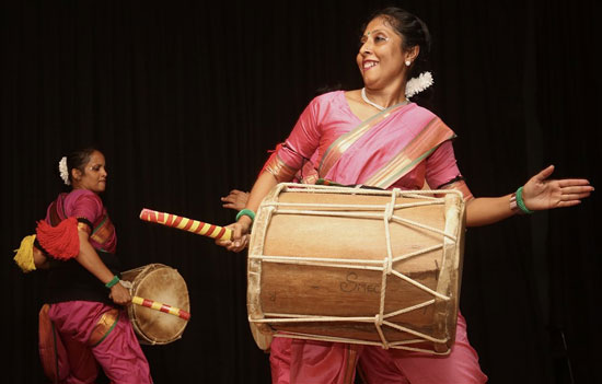 فنانو الفولكلور الهنود يقدمون عروضا خلال اليوم العالمى للرقص (2)