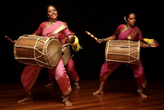 فنانو الفولكلور الهنود يقدمون عروضا خلال اليوم العالمى للرقص (1)