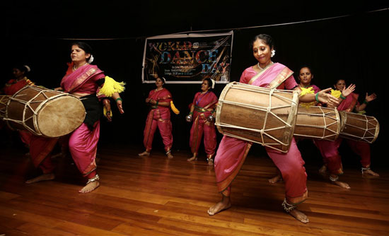 فنانو الفولكلور الهنود يقدمون عروضا خلال اليوم العالمى للرقص (2)1