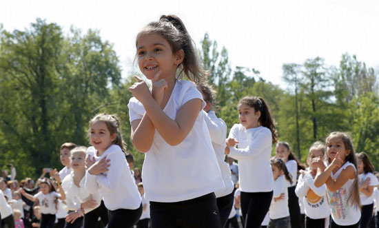 فرق الاطفال الرومانيه خلال الاحتفال باليوم العالمى للرقص (3)