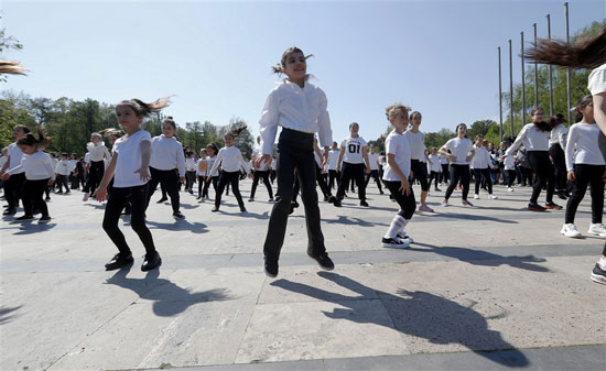 فرق الاطفال الرومانيه خلال الاحتفال باليوم العالمى للرقص (4)