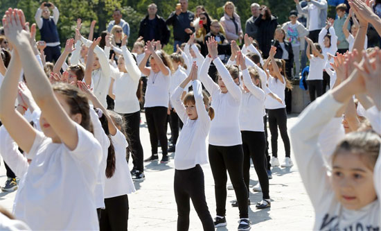 فرق الاطفال الرومانيه خلال الاحتفال باليوم العالمى للرقص (2)