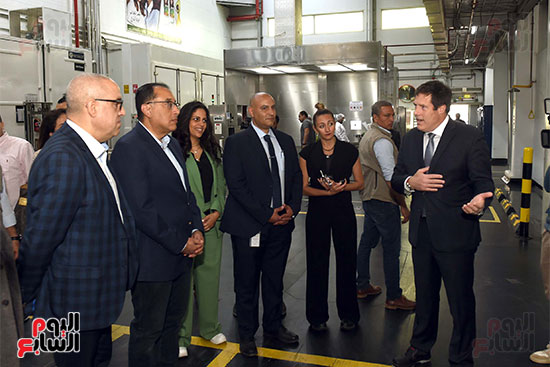 رئيس الوزراء يتفقد مصنع لوريال القاهرة المتخصص فى إنتاج مستحضرات التجميل (13)