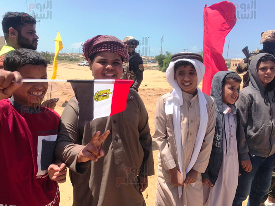 طلاب-شمال-سيناء-يستقبلون-وزير-التعليم-بالأزياء-البدوية-والرقصات-الشعبية-(1)