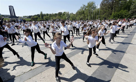 فرق الاطفال الرومانيه خلال الاحتفال باليوم العالمى للرقص (1)