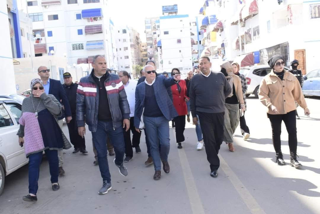 محافظ بورسعيد أثناء جولته التفقدية لمتابعة أعمال تطوير الأحياء السكنية