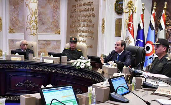 الرئيس السيسي يشهد اختبارات المتقدمين للالتحاق بوظائف بوزارة التربية والتعليم المنعقدة بالتعاون مع الأكاديمية العسكرية المصرية (3)