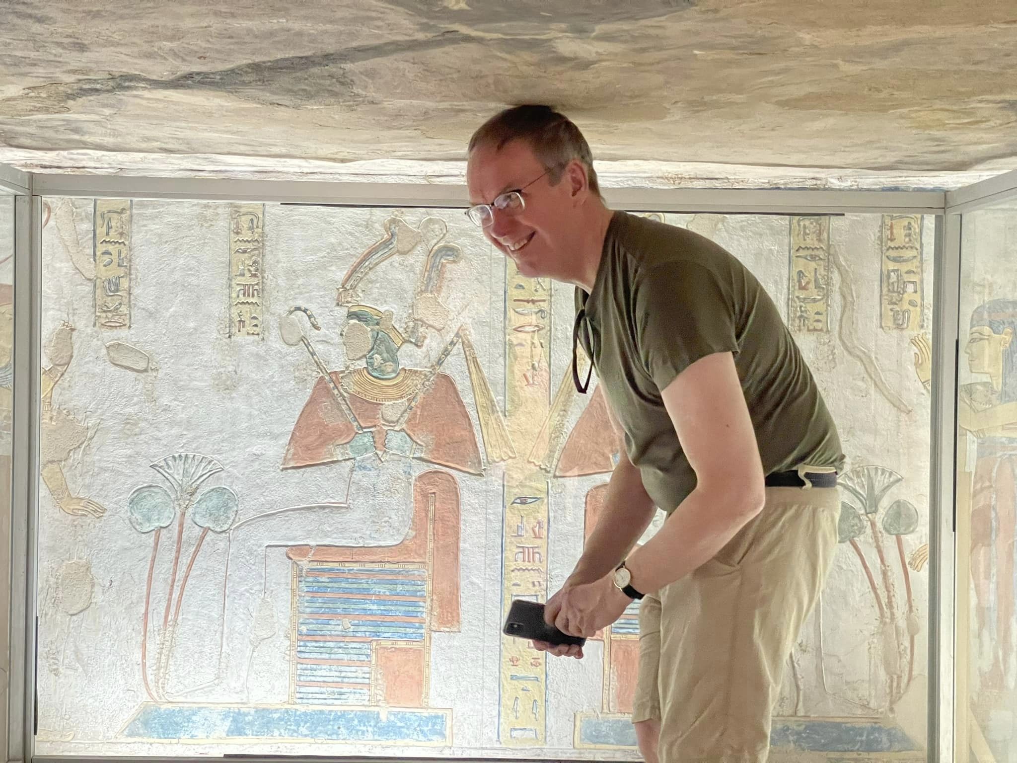 سفير السويد بمصر فى المقابر الفرعونية