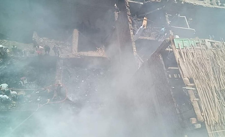 جانب من حريق في منازل بجوار كنيسة القديس فرنسيس بأرمنت الحيط