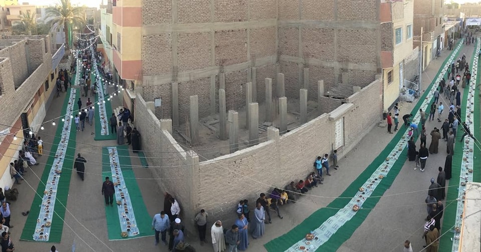 مائدة كبيرة فى الشوارع الجانبية لحفل الإفطار بالساحة مائدة كبيرة فى الشوارع الجانبية لحفل الإفطار بالساحة